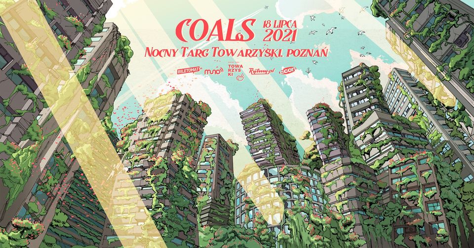 Budynki zarośnięte na zielono, widziane od dołu. U góry niebo, ptaki i promienie słoneczne przebijające się między budynkami.