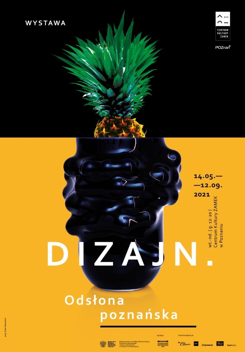 Grafika będąca plakatem wystawy składa się z dwóch części. Dolna przedstawia fragment fantazyjnego czarnego wazonu na żółtym tle. U jego podstawy znajduje się napis "dizajn.". W górnej część grafiki widzimy fragment ananasa z liśćmi na czarnym tle.