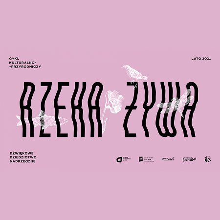 Na środku wielki, ozdobny napis "Rzeka żywa", W tle białe grafiki przedstawiające rybę, motyla, ptaka i kwiat. Fioletowe tło plakatu.