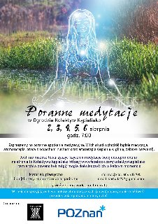 Sylwetka medytującej kobiety, za nią jezioro.