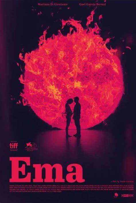 Plakat przedstawia dwójkę osób na tle okrągłego, świecącego kształtu, który ma fakturę bulgocącej lawy. Poza kształtem jest czerń.