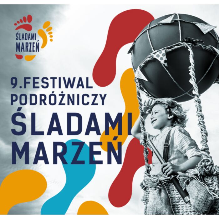 Dziewczynka w koszyku od balona, patrzy w dal przykładając dłoń do czoła. W tle kolorowe ślady stóp.