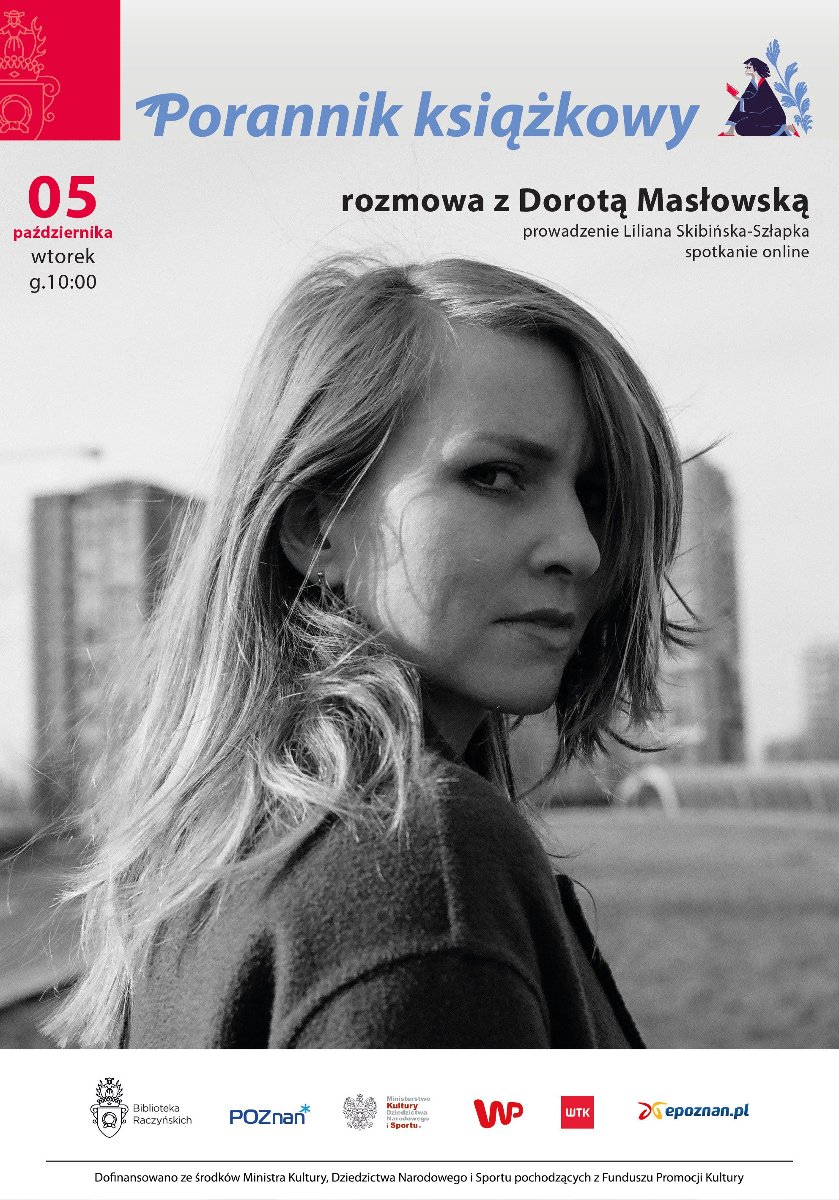 Czarno białe zdjęcie kobiety, która odwraca się w stronę kamery.