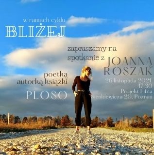 Joanna Roszak na kamienistej drodze.