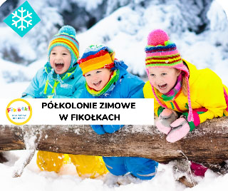 3 dzieci opartych o pień leżącego drzewa w ciepłych ubraniach. Dookoła dużo śniegu.
