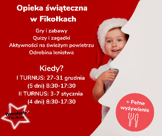 Dziecko w czapce św. Mikołaja wygląda zza choinki.