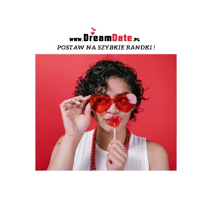 Kobieta w czrwonych okularach z lizakiem w kształcie serca. Na górze: "www.dreamdate.pl. Postaw na szybkie randki".