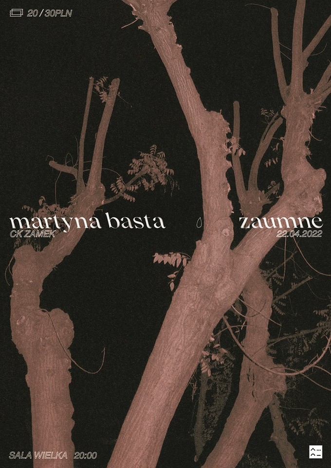 Konary drzewa widziane nocą, w odrealnionej, różowej tonacji oraz białe napisy z nazwami artystów.