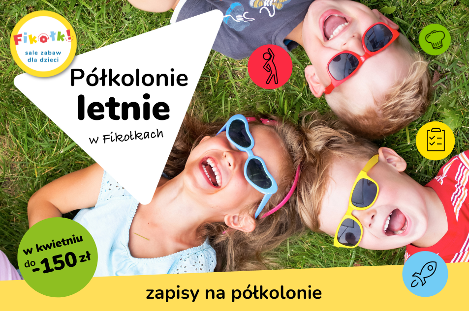 Dzieci w okularach słonecznych leżące na trawie.