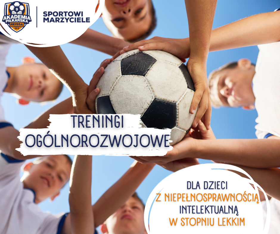 Chłopcy trzymający wspólnie piłkę.