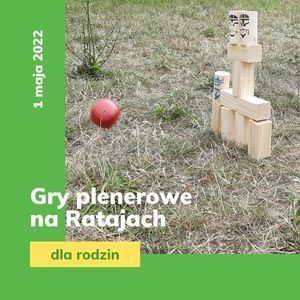 Wieża z klocków na trawie i piłeczka."Gry plenerowe na Ratajach dla rodzin. 1 maja 2022".