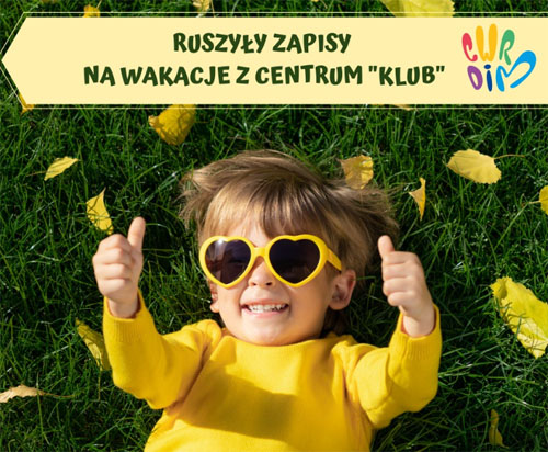 Dziecko leży na trawie w ciemnych okularach w kształcie srduszek.