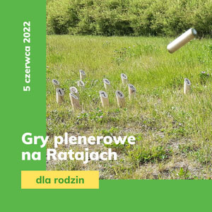 Na trawie ustawione małe słupki na obręcze."Gry plenerowe na Ratajach dla rodzin. 5 czerwca 2022"