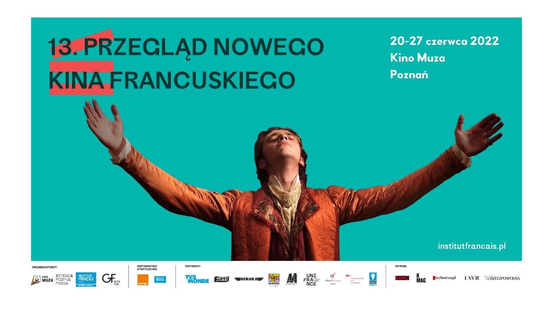Mężczyzna na turkusowym tle ubrany w beżową koszule z kołnierzem oraz brązową kurtke z haftami na klapach wznosi ręce i odchyla głowę oraz zamyka oczy.
