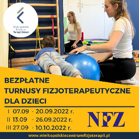 Dziecko ćwiczy na dużej piłce. Obok terapeutka.