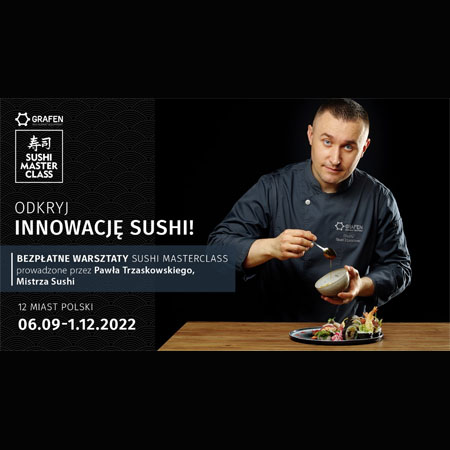 Paweł Trzaskowski przygotowuje sushi.