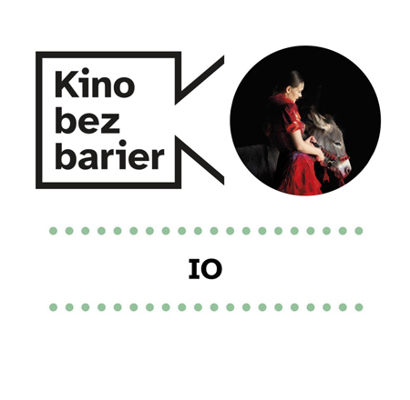 Grafika przedstawia logo Kina bez barier na białym tle i kadr z filmu w okręgu. Kadr przedstawia kobietę w czerwonej sukni trzymającą osła w uprzęży. Poniżej duży czarny tytuł "IO" pomiędzy rzędami zielonych kropek.