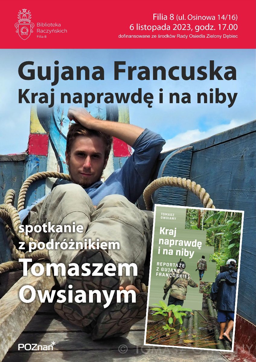 Plakat do spotkania o Gujanie Francuskiej. Młody mężczyzna leży w łodzi rybackiej, ma na sobie niebieską bluzę, piaskowe spodnie, obok leżą liny. W dolnym rogu okładka książki, na której wśród bujnej zieleni widnieją mężczyźni z bronią.