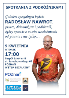 Zdjęcie uśmiechniętego podróżnika na białym tle