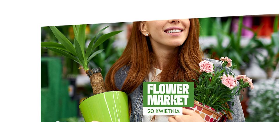 usmiechnieta kobieta z kwiatami doniczkowymi w rękach