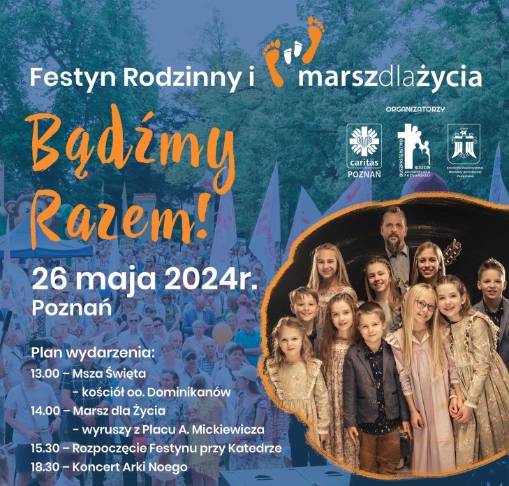 zdjecie zespołu Arki Noego na tle zdjecia z poprzedniego marszu