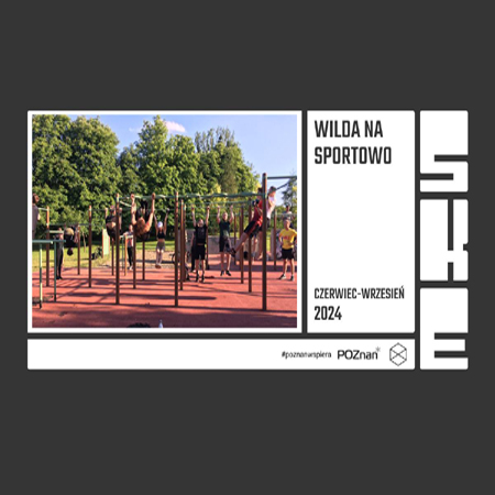 Grupa osób ćwiczących na boisku. Po prawej nazwa cyklu.