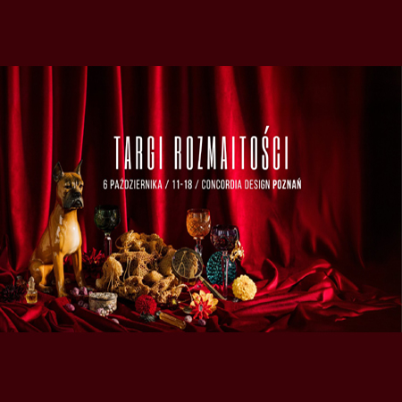 Na tle czerwonej kurtyny napis "Targi Rozmaitości", pod nim data i miejsce wydarzenia. Na pierwszym planie różne przedmioty, w tym trzy kolorowe dekoracyjne kieliszki i figurka psa.