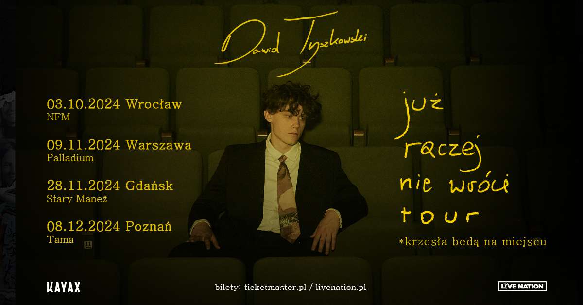 Zdjęcie artysty siedzącego w sali kinowej. Żołte napisy z informacjami o wydarzeniu.