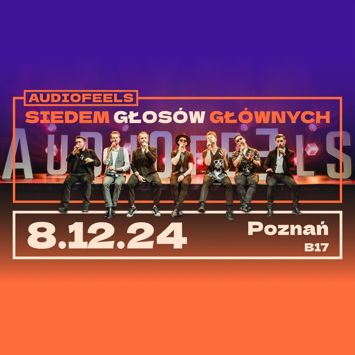 Członkowie zespołu siedzą na scenie i śpiewają z mikrofonami w ręce. Na górze i na dole napisy informujące o dacie i miejscu wydarzenia.