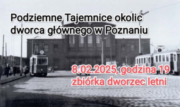 Czarno-białe zdjęcie starego budynku dworca. Czarne napisy i czerwone z datą i miejscem zbiórki.