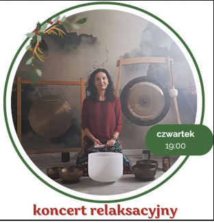 Kobieta w bordowej bluzce siedzi na podłodze. Przed nią stoją misy i gongi do grania.