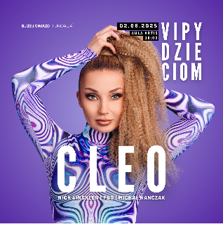 Na zdjęciu Cleo w kolorowej bluzce patrzy w obiektyw. Białe napisy na fioletowym tle.