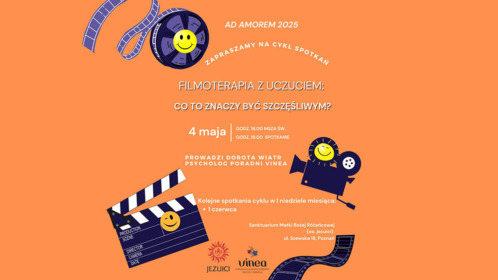 Na pomarańczowym tle białe napisy informujące o wydarzeniu. Rekwizyty związane z filmem, np. kamera, a na nich uśmiechnięte buźki.