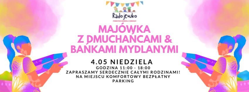 Różowe i czarne napisy informujące o wydarzeniu. Po lewej i prawej kolorowe kobiece sylwetki trzymające w rękach sprzęt do puszczania baniek.
