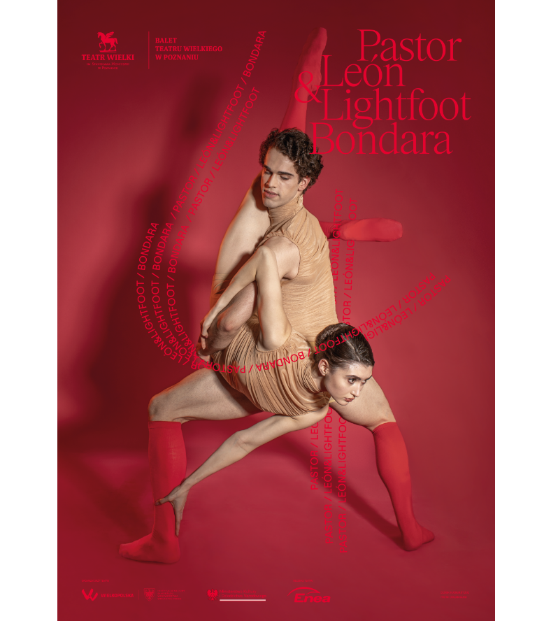 kobieta i mężczyna w tanecznym układzie. Oboje ubrani w beżowe obcisłe body i czerwone kolanówki.