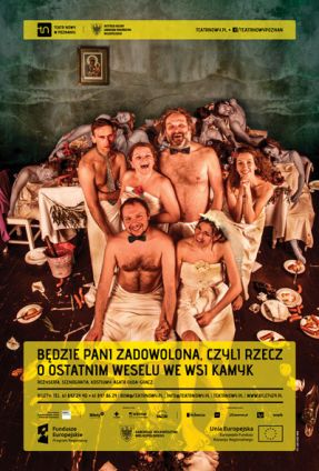 Plakat z informacjami o spektaklu oraz zdjęcie aktorów stojących w grupie, rozebranych i częściowo okrytych prześcieradłami.