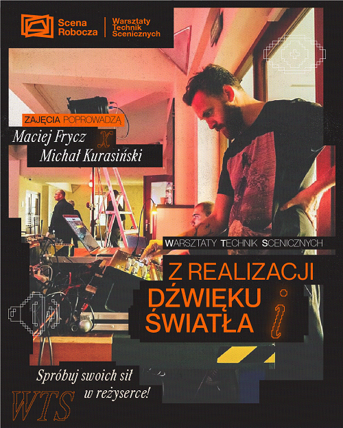 Dwaj mężczyźni w pomieszczeniu operatorskim, jeden stoi przy sprzęcie, drugi siedzi za nim i patrzy w monitor. W tle stoi drabina, widać też kilku innych mężczyzn.