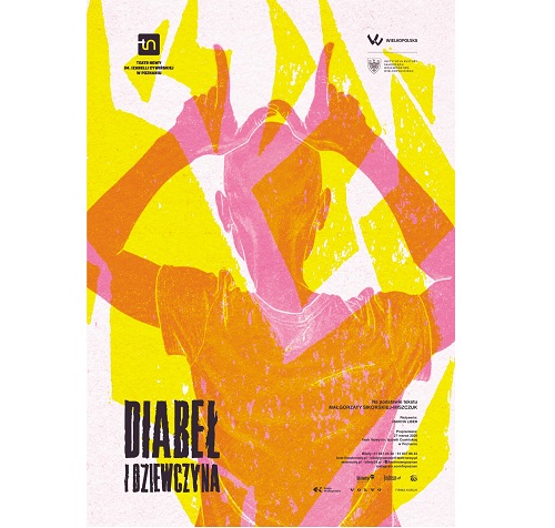 Na rysunku widoczna szczupła postać stojąca tyłem z uniesionymi nad glową rękoma. Palce rąk układają się w rogi. Postać jest narysowana w kolorze pomarańczowymi i różowym, tło w kolorze białym i zółtym.