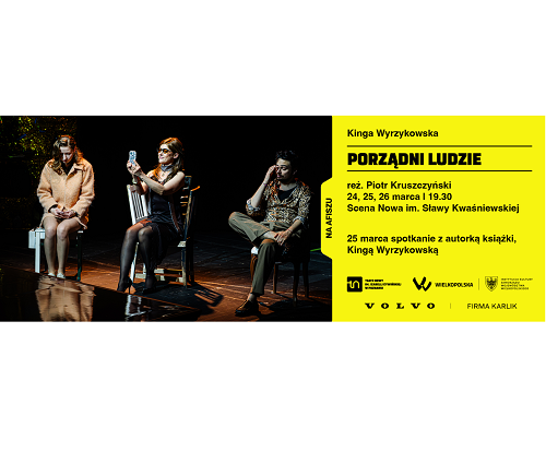 Po lewej stronie plakatu zdjęcie trzech osób siedzących na krzesłach na scenie, przodem do widowni, osoba w środku, kobieta trzyma przed sobą telefon jak gdyby robiła sobie zdjęcie. Po prawej stronie plakatu na żółtym tle informacje o spektaklu.