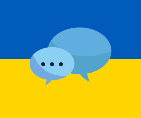 Niebieskie dymki czatu na tle flagi ukraińskiej (granatowo - zółta)