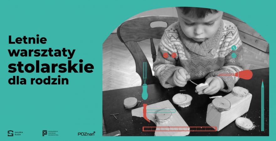 Dziecko bawiące się krążkami z drewna.