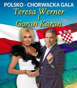 Elgancko ubrana kobieta i mężczyna na tle morza, flagi Polski i Chorwacji.