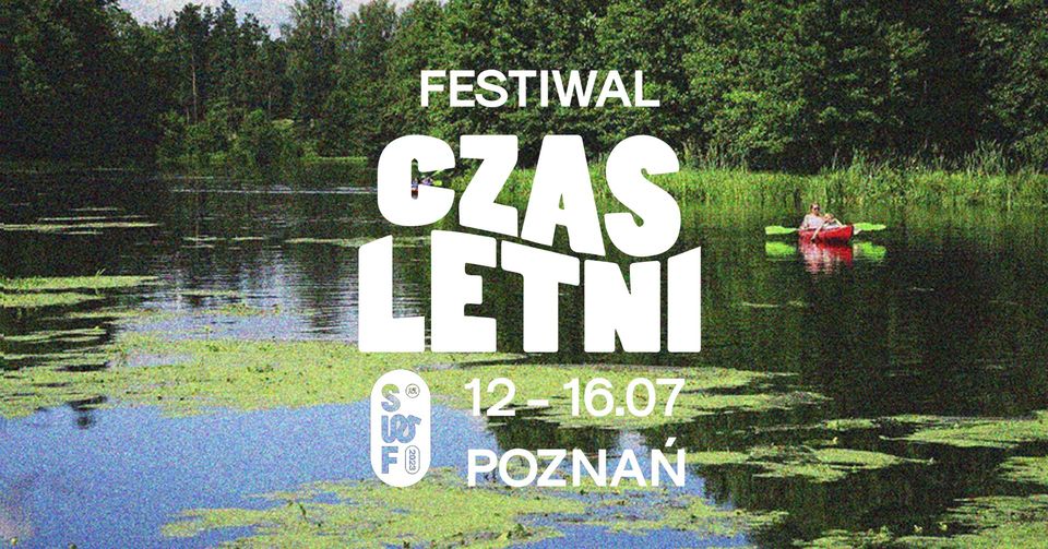 Białe napisy na tle rozlewiska.