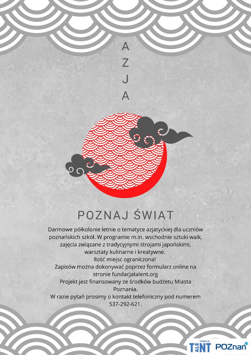 Czerwone słońce w muszelkowy wzór z dwiema szarymi chmurkami po bokach na szarym tle. Pod nim napisy informujące o wydarzeniu.