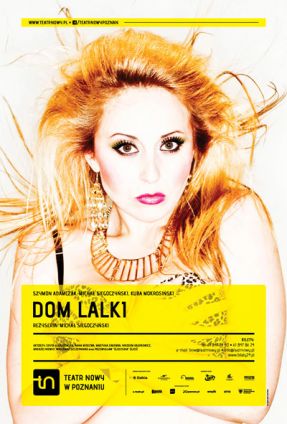 Plakat przedstawiający twarz i ramiona kobiety z długimi, jasnymi włosami i wyraźnym makijażem; w uszach kobiety duże złote kolczyki, a na jej szyi złoty naszyjnik. U dołu zdjęcia informacje o spektaklu.