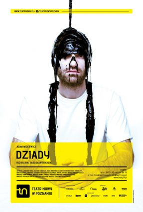 Plakat ze zdjęciem mężczyzny w białym T-shircie, po głowie którego spływa czarna maź. U dołu plakatu informacje na temat przedstawienia.