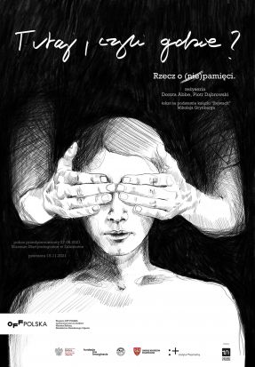 Czarno-biały plakat z rysunkiem kobiety, której inna osoba za jej plecami dłońmi zasłania oczy.