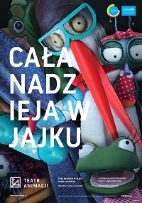 Na zdjęciu lalki zwierząt, między innymi bociana i żaby, po lewej stronie biały napis - tytuł spektaklu.