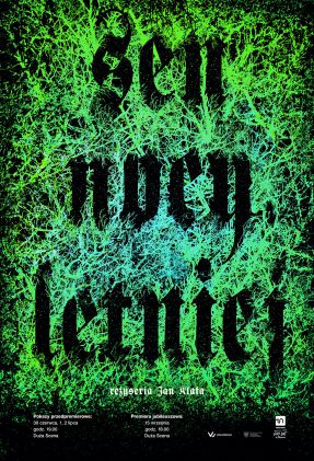 Grafika z tytułem przedstawienia na zielonym tle, przypominającym mech.