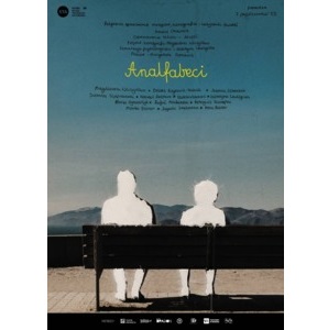 W górnej części plakatu informacje o autorach i osobach biorących udział w przedstawieniu. Poniżej widoczna ławka z dwiema osobami siedzącymi na niej tyłem do oglądających. Osoby patrzą przed siebie na widok gór. Ławka jest w kolorze czarnym, postacie w kolorze białym.